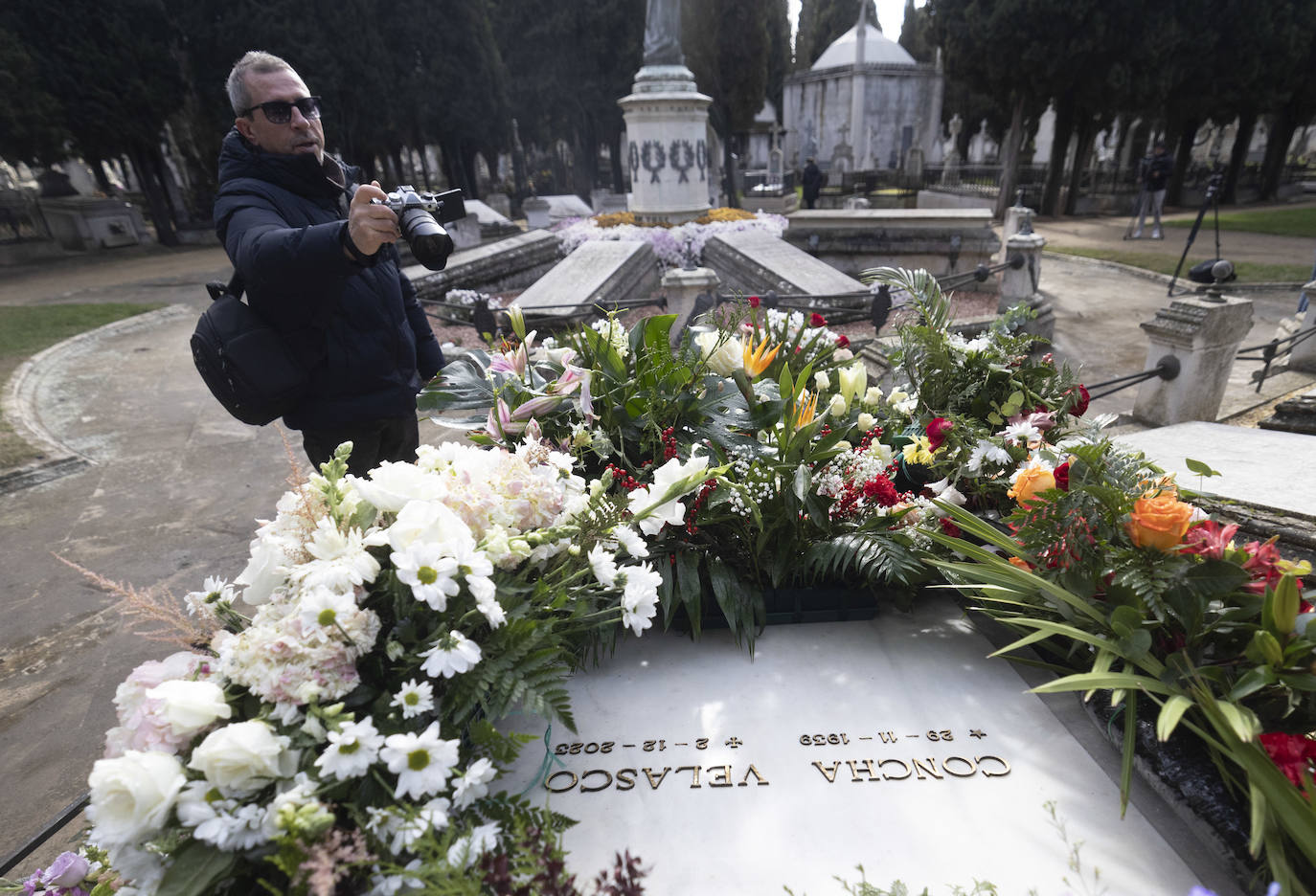 Decenas de personas acuden al cementerio del Carmen para visitar la sepultura de Concha Velasco