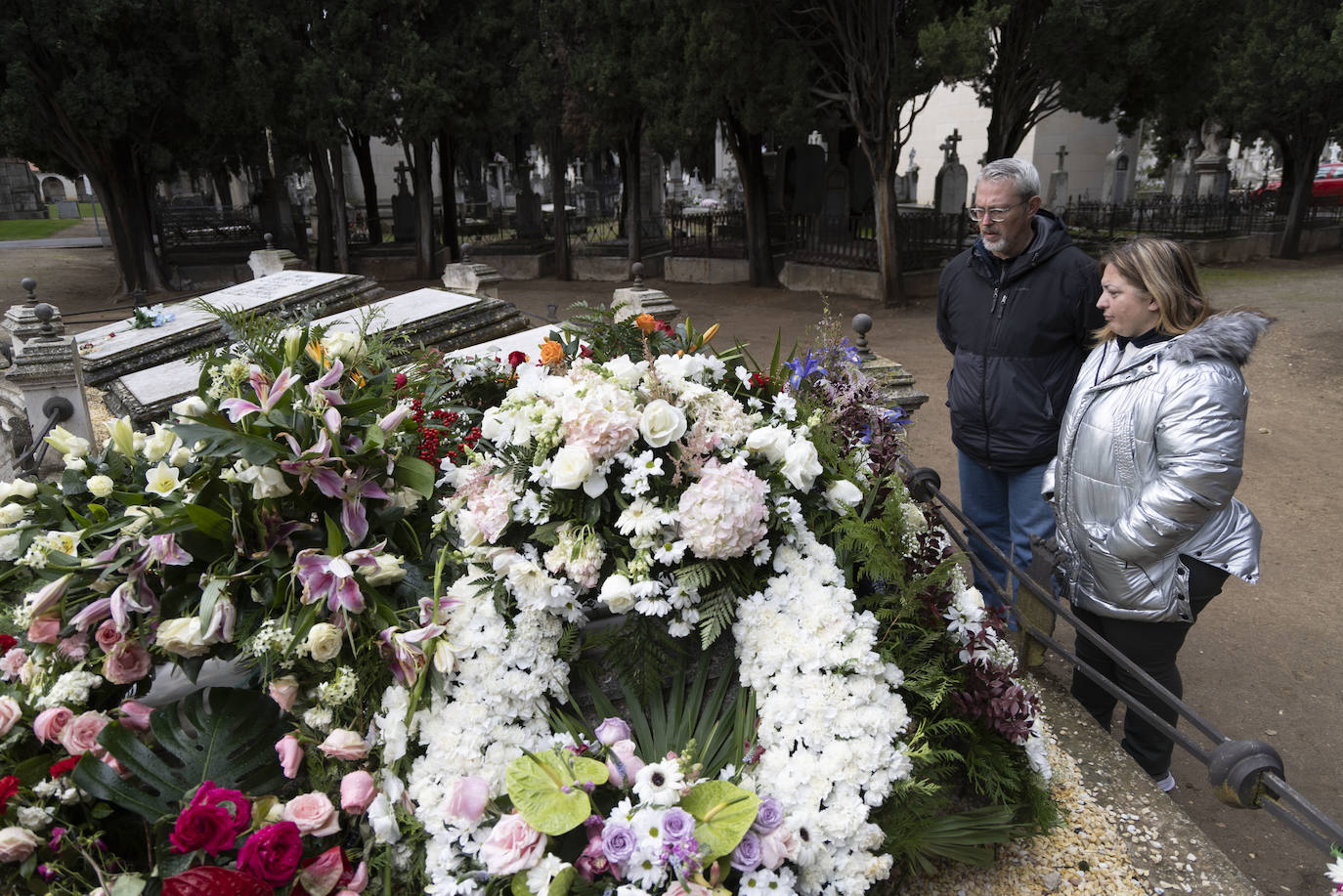 Decenas de personas acuden al cementerio del Carmen para visitar la sepultura de Concha Velasco