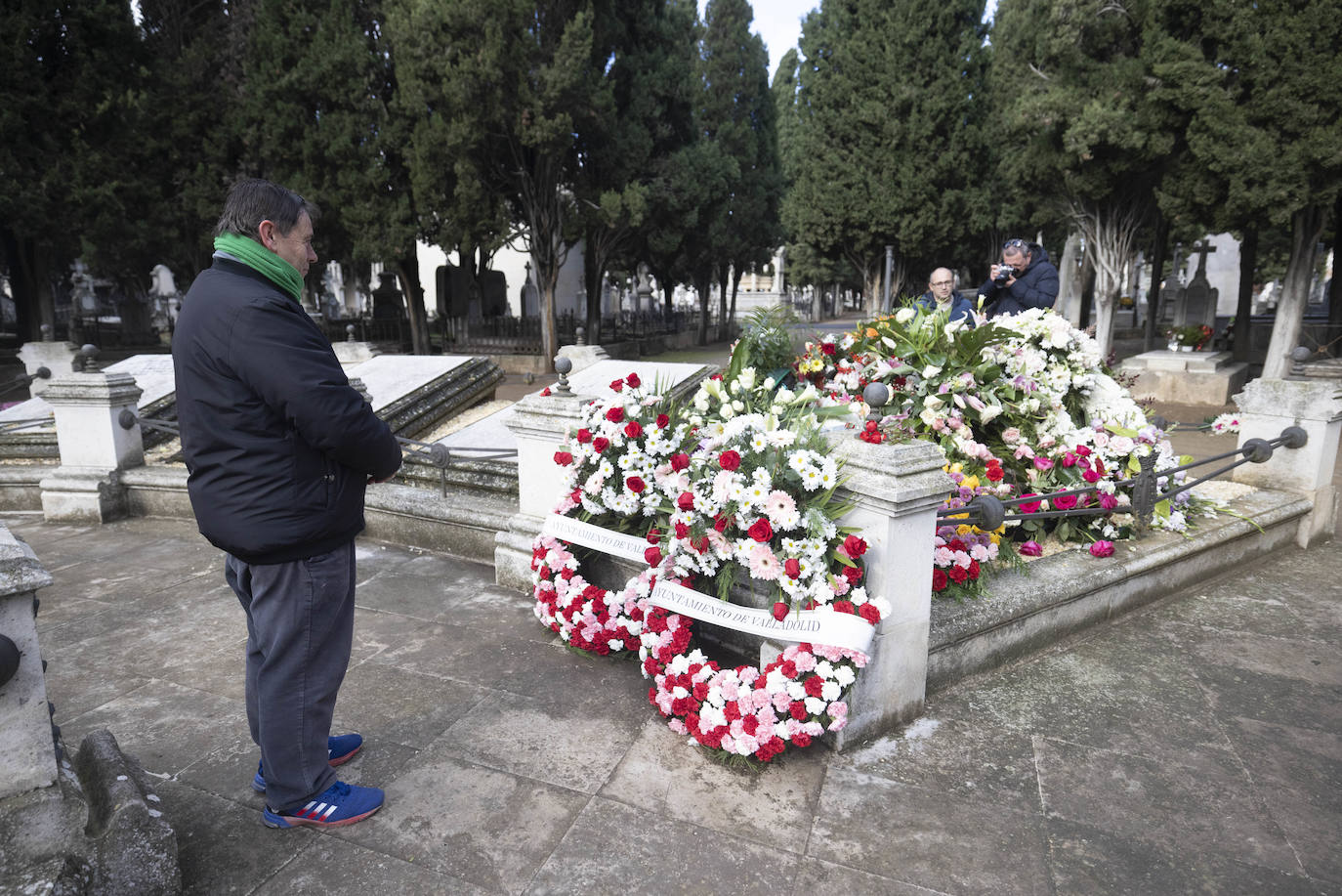 Decenas de personas acuden al cementerio del Carmen para visitar la sepultura de Concha Velasco