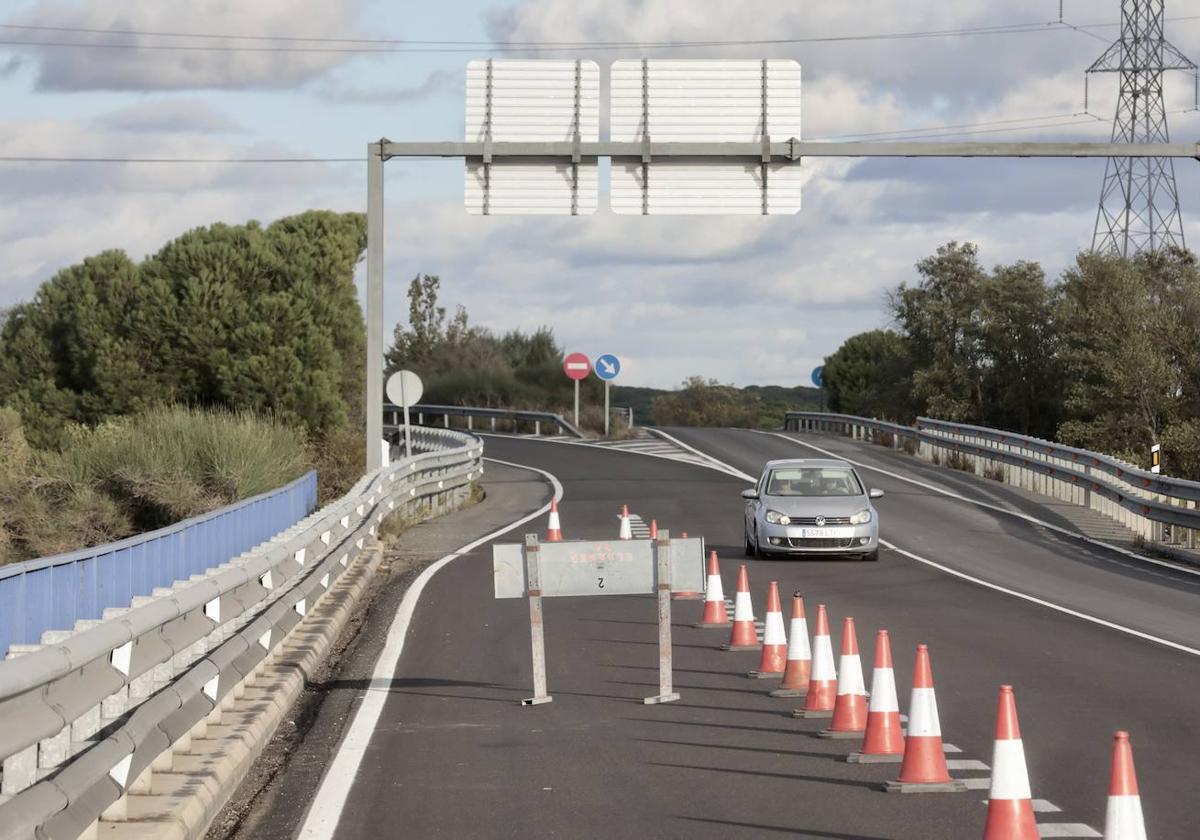 Un carril cortado en el acceso a la A-6 desde Tordesilla por un accidente de un camión.