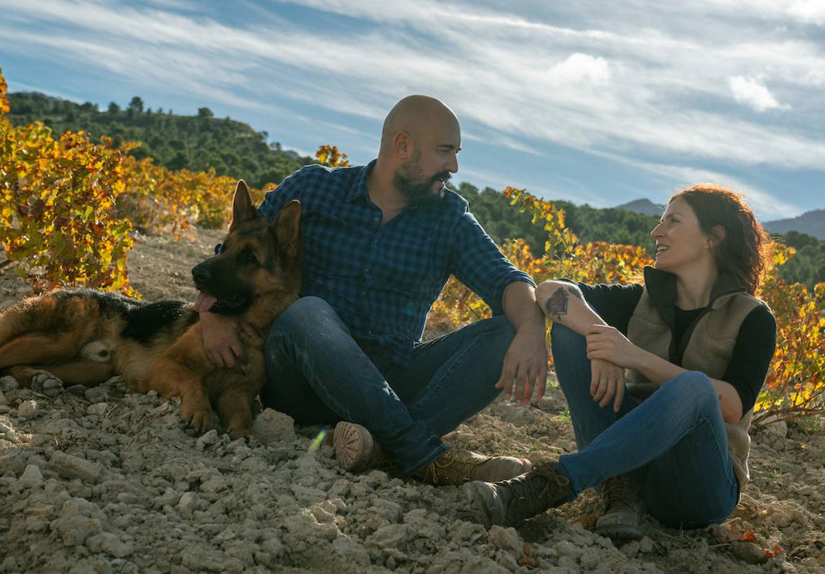 Rocco, José Luis Gómez y Laura Rojo, en el viñedo de Albillo Mayor.