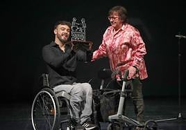 Luippi recoge el premio de Cocemfe en el teatro Principal de Palencia.