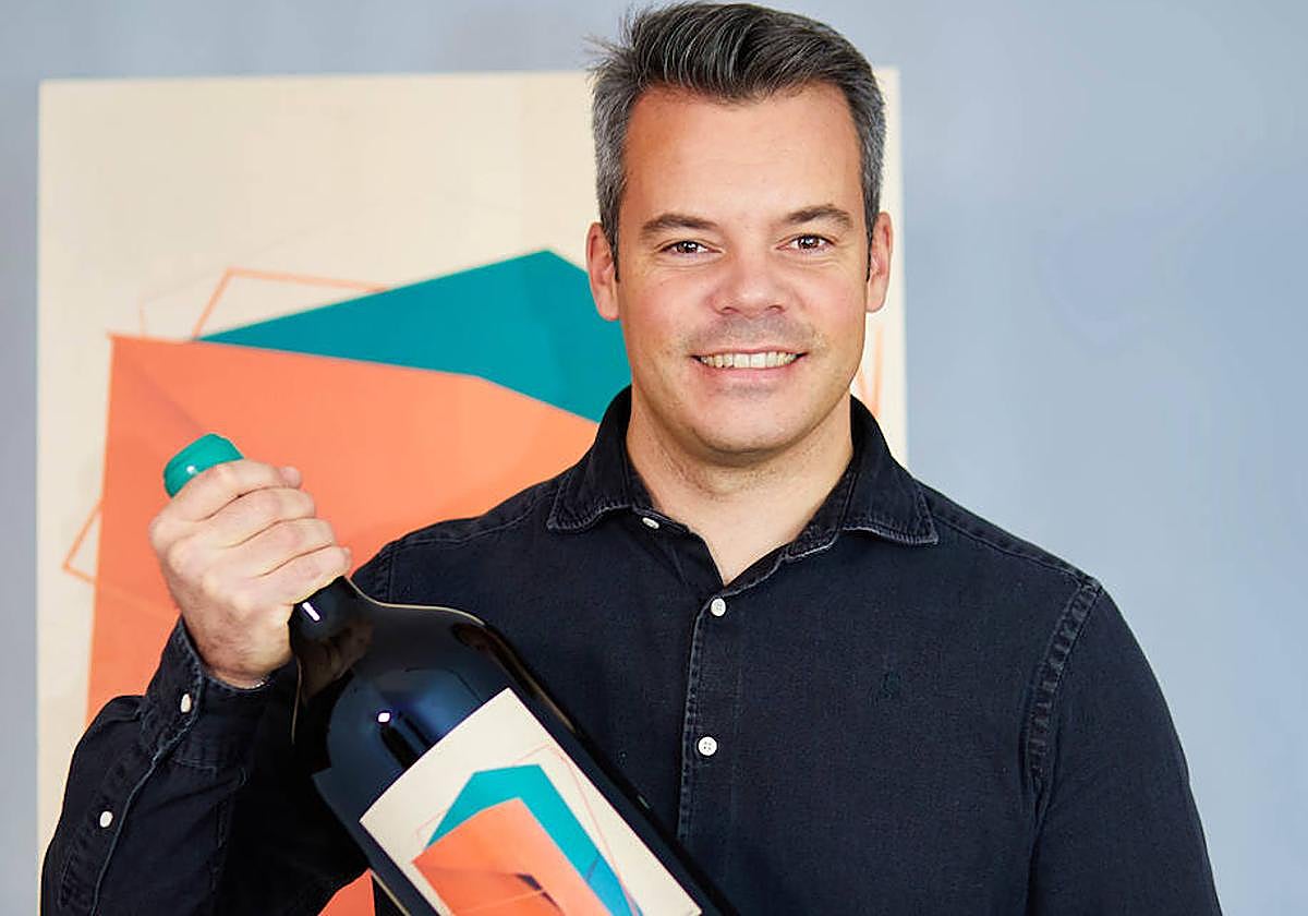 Manu Fariña con el botellón de Primero 2023. Fariña