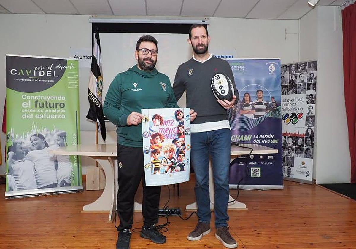 Juan Carlos Pérez y Fernando Suárez 'Fefé' posan con el cartel del torneo.