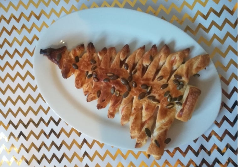 Árbol de hojaldre relleno de queso crema y salmón.