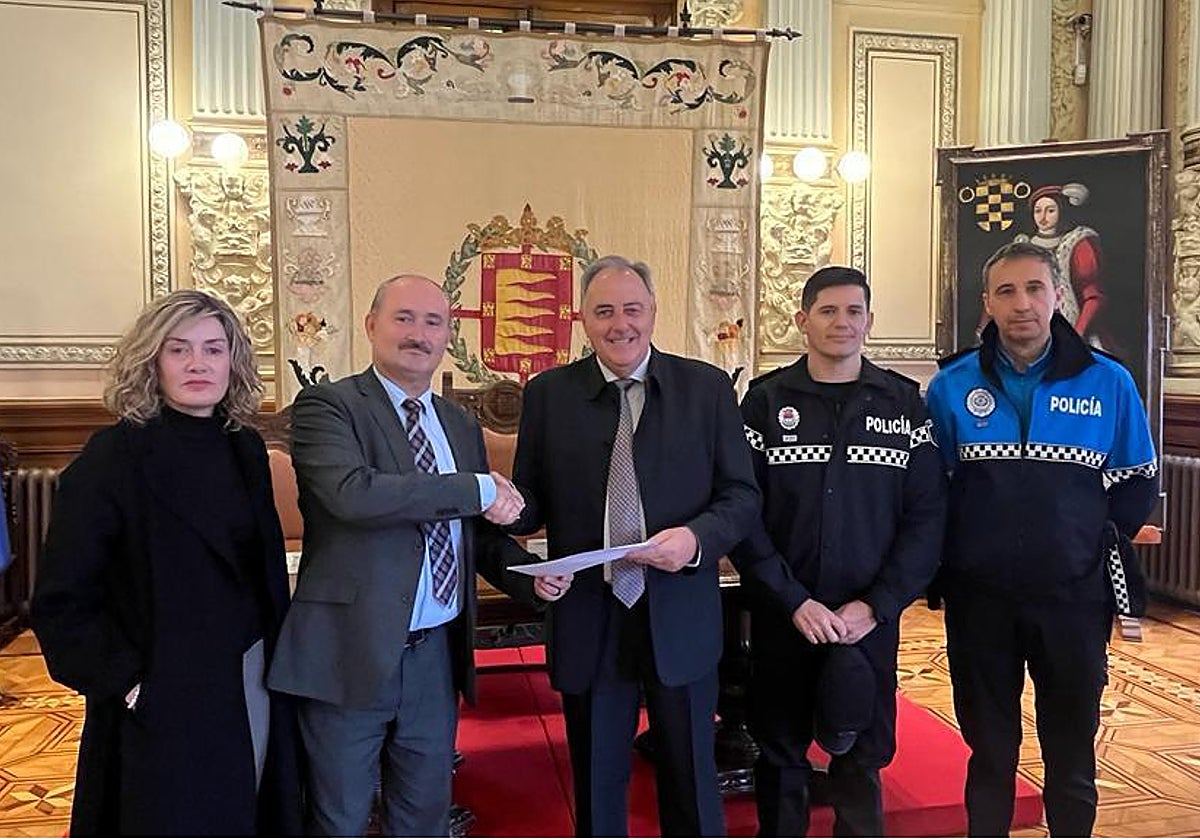 Firma del convenio en el Ayuntamiento de Valladolid.