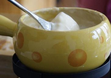 Fondue casera de quesos al estilo suizo