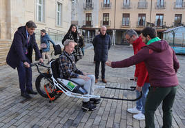 Presentación de la silla adaptada para participar en la San Silvestre, este lunes en la Plaza Mayor.