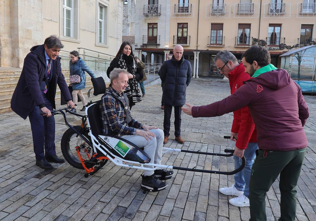 Presentación de la silla adaptada para participar en la San Silvestre, este lunes en la Plaza Mayor.