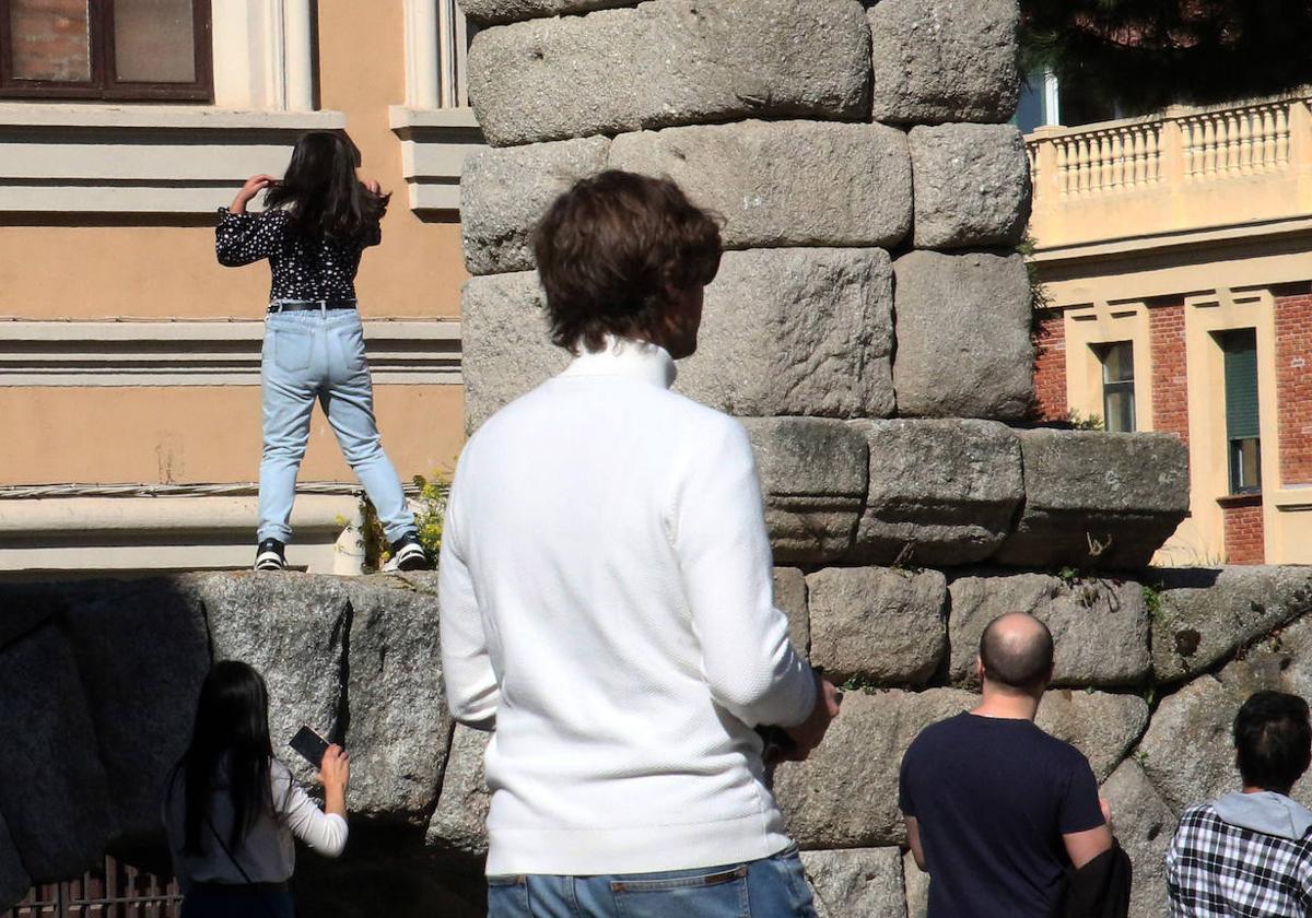 Una joven subida al Acueducto en la plaza de Día Sanz, en una imagen de archivo.