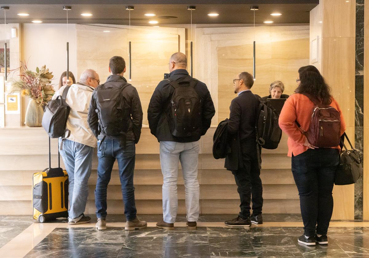 Turistas a la llegada de un hotel en Valladolid.