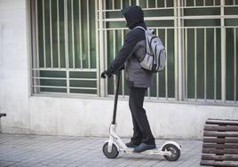 Un hombre circula con patinete eléctrico.