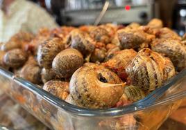 Guiso de caracoles en un bar.
