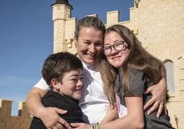 Mari Cruz Rubio abraza a sus hijos, Diego y Mari Cruz, pacientes pediátricos de la enfermedad rara Niemann-Pick.