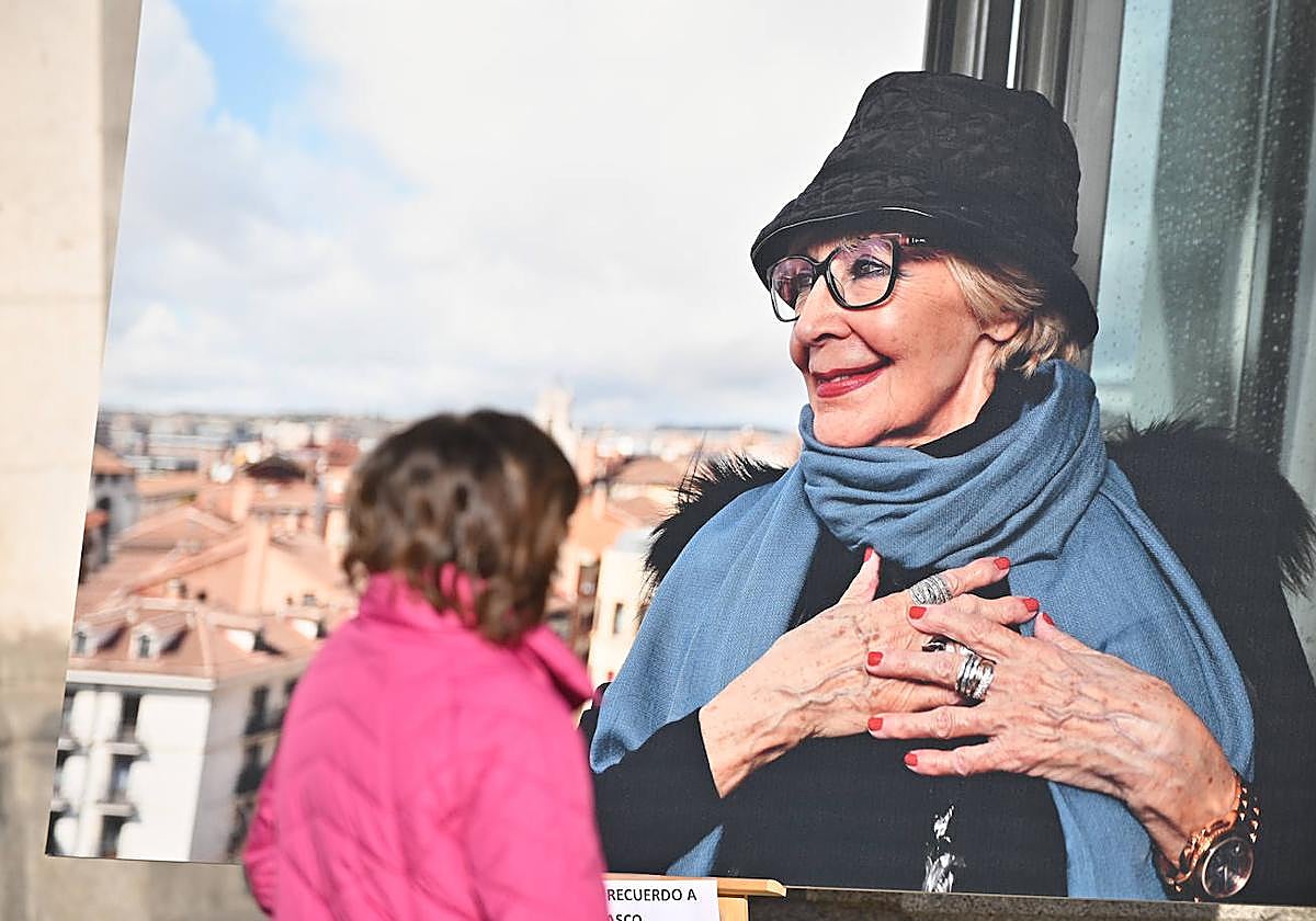 Una mujer observa una fotografía a gran tamaño de Concha Velasco.