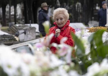 Lágrimas y recuerdos ante la tumba de Concha Velasco