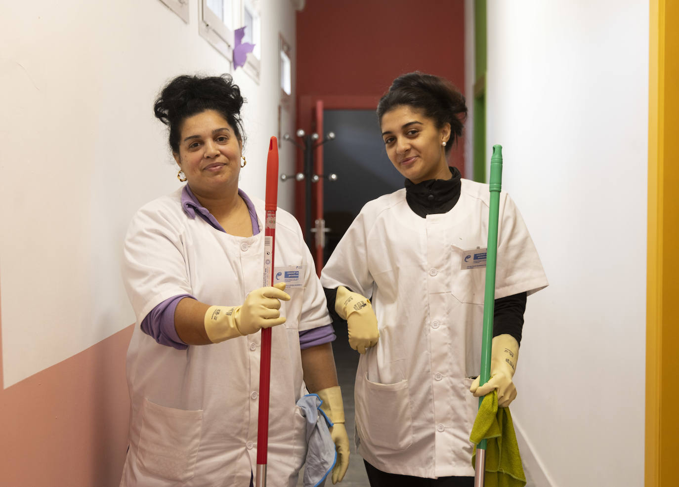 Estela y Jacqueline, en las prácticas de Limpieza.