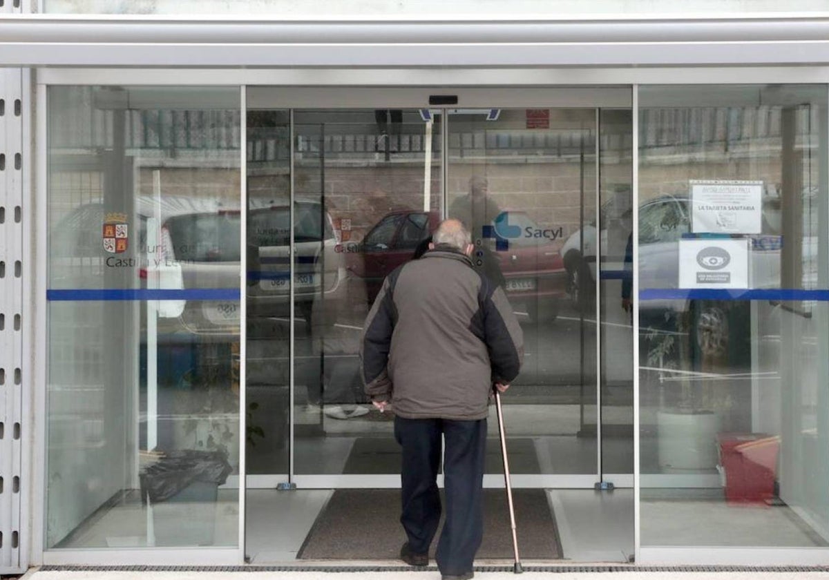 Un hombre accede a un centro de salud en la zona rural de Valladolid.