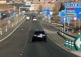 Vehículos en la autovía que une Segovia con Valladolid.