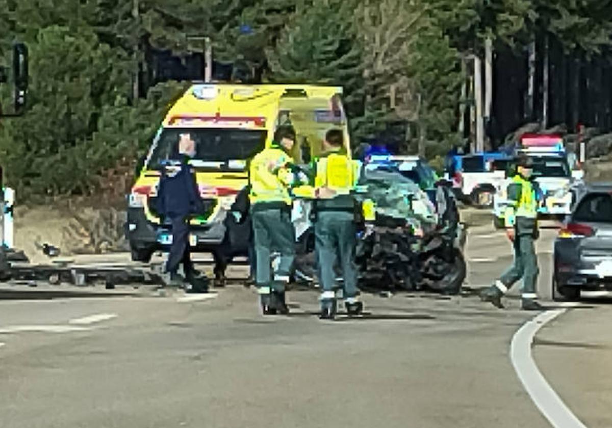 Bomberos, Guardia Civil y servicios sanitarios en el lugar del accidente.