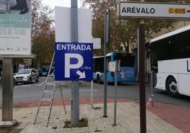 Señalización colocada este martes en la rotonda de la Comisaría para indicar a los turistas el aparcamiento disuasorio del Hospital General.