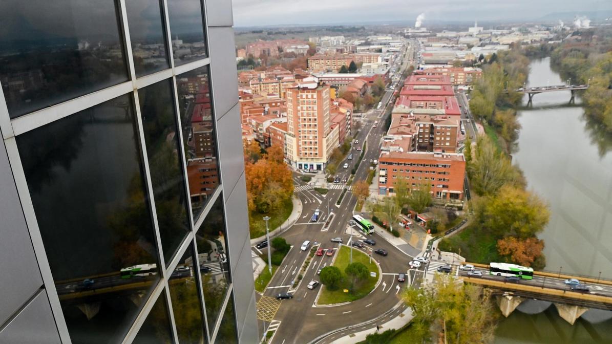 Vista aérea de la avenida de Burgos desde la última planta del Duque de Lerma.