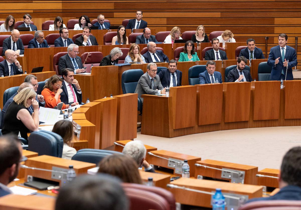 El presidente de la Junta y su gobierno, en los escaños azules, durante un reciente pleno de las Cortes.