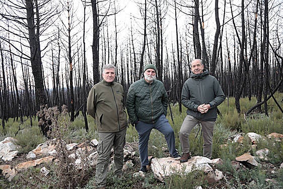 José Andrés (centro) junto a los promotores del Bosque de Cascajares, en Villardeciervos.