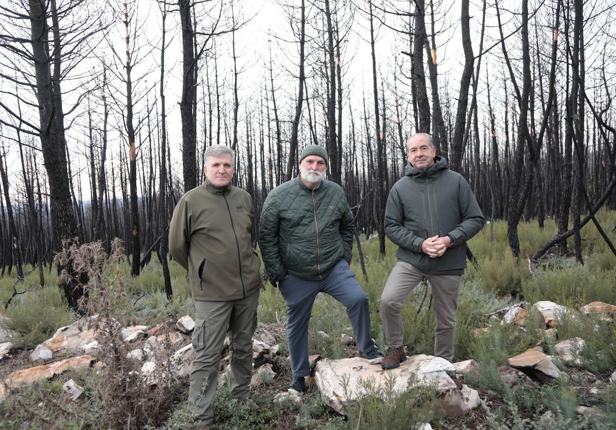 José Andrés (centro) junto a los promotores del Bosque de Cascajares, en Villardeciervos.