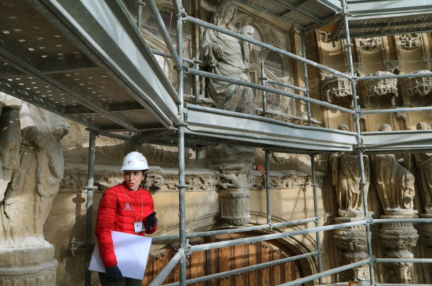 Un andamio a treinta metros de altura para ver de cerca la Catedral de Palencia