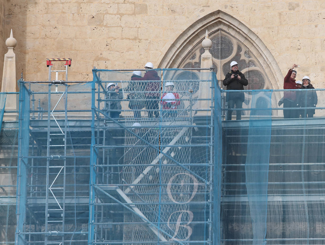 Un andamio a treinta metros de altura para ver de cerca la Catedral de Palencia