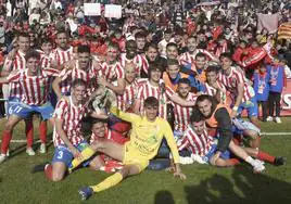 Jaime Reques Vegas, en el centro, durante la celebración del Barbastro tras eliminar al Almería.