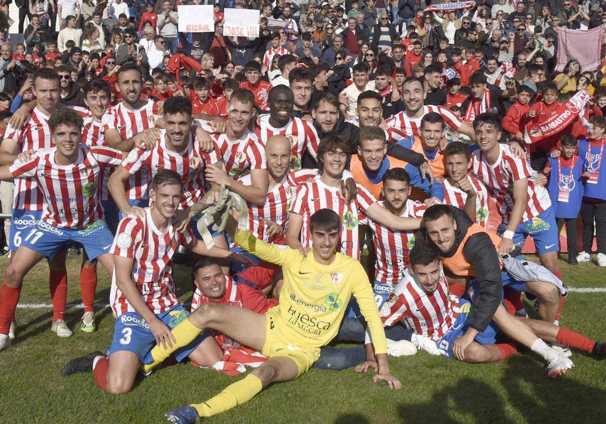 Jaime Reques Vegas, en el centro, durante la celebración del Barbastro tras eliminar al Almería.