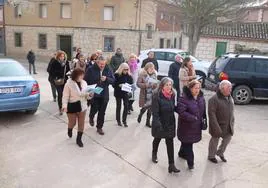 Los vecinos entonan la canción dedicada a San Nicolás de Bari.