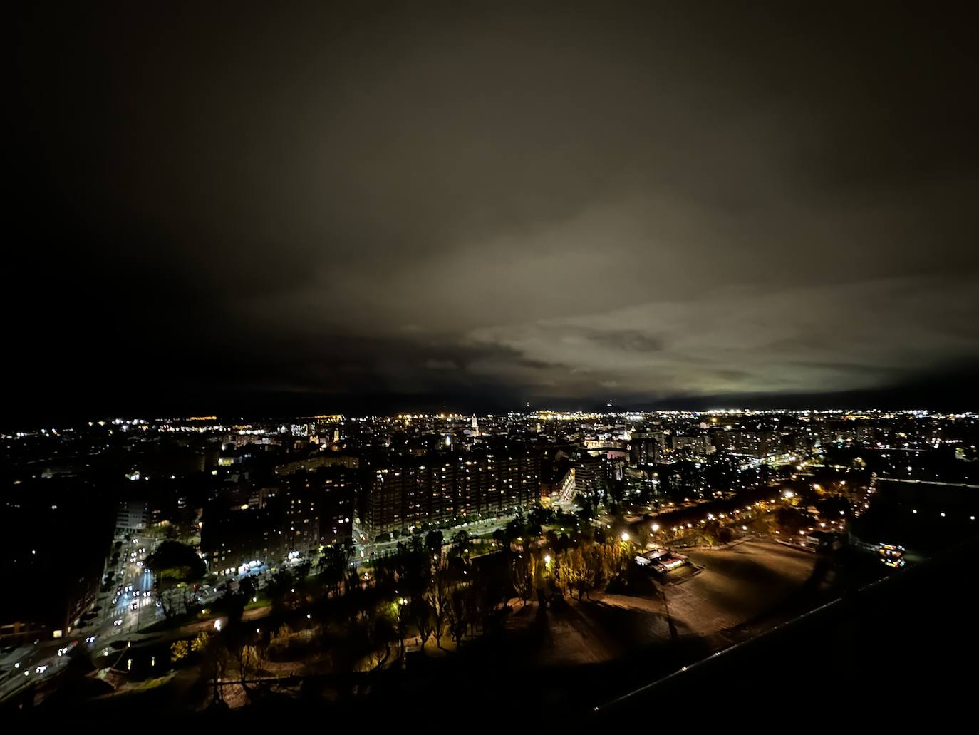 Vista nocturna del centro de Valladolid desde la azotea. En el centro de la imagen, la torre de la catedral. A su izquierda se puede intuir la torre de la iglesia de San Martín, pegada a San Pablo; mientras que a su derecha, en el mayor foco de luz se encuentra la Plaza Mayor y el árbol que decora el entorno.