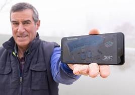 El alguacil de Torrelobatón, en una imagen de hace unos meses, muestra los datos que recibe de la piscina en el teléfono móvil.