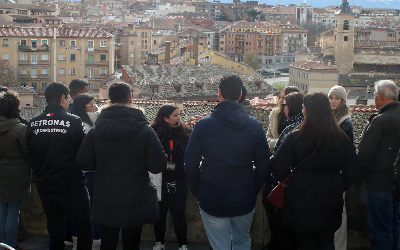 Segovia, llena de turistas durante el primer día del puente