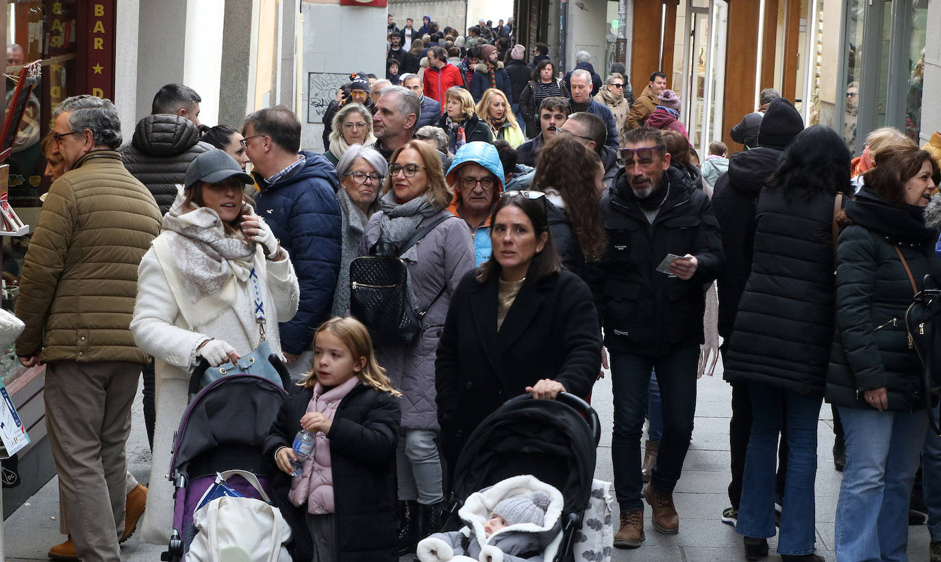 Segovia, llena de turistas durante el primer día del puente