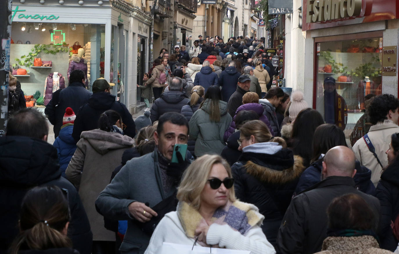 Segovia, llena de turistas durante el primer día del puente