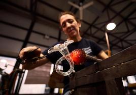 Técnica del vidrio soplado en la Real Fábrica de Cristales de La Granja.