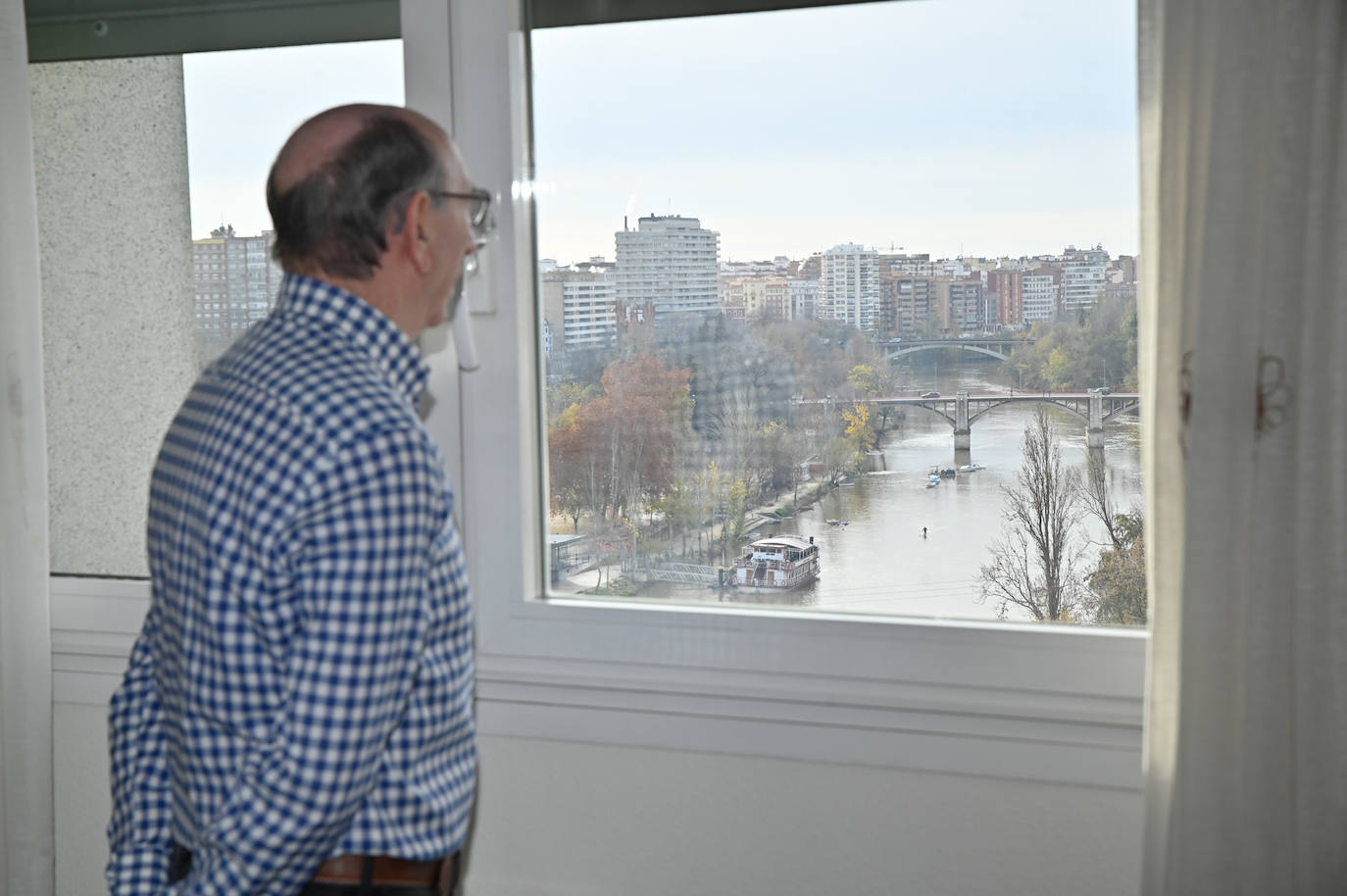 Benito Aguado observa las vistas desde el salón de su casa.