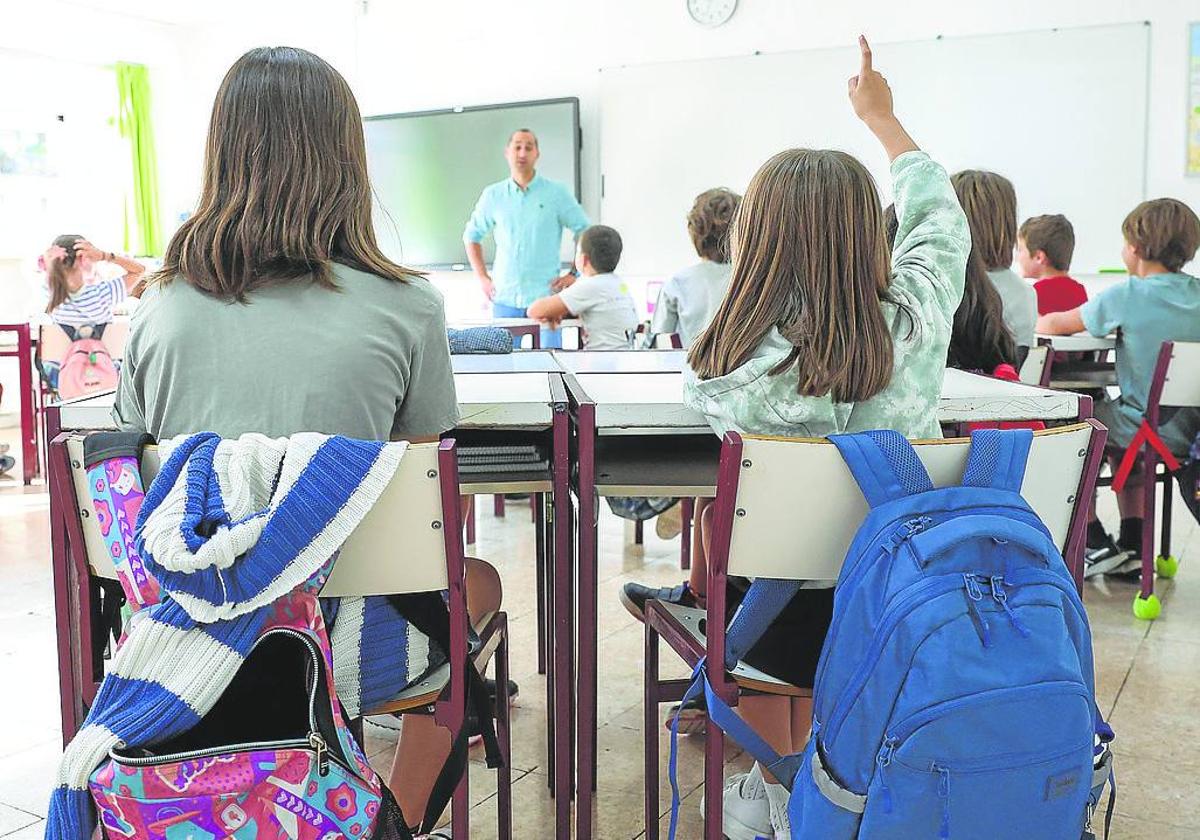 Un grupo de alumnos sigue una clase en un colegio.