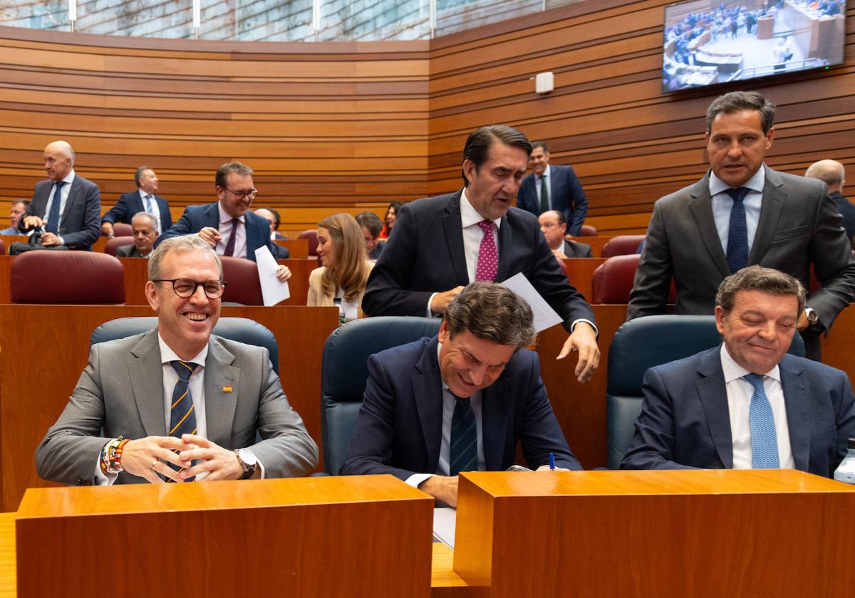 El consejero Veganzones, de Vox, rodeado en las Cortes de compañeros de Gobierno del PP y del portavoz popular en el Parlamento autonómico.