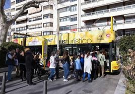 Varias personas se suben al bus turístico en una imagen de archivo.