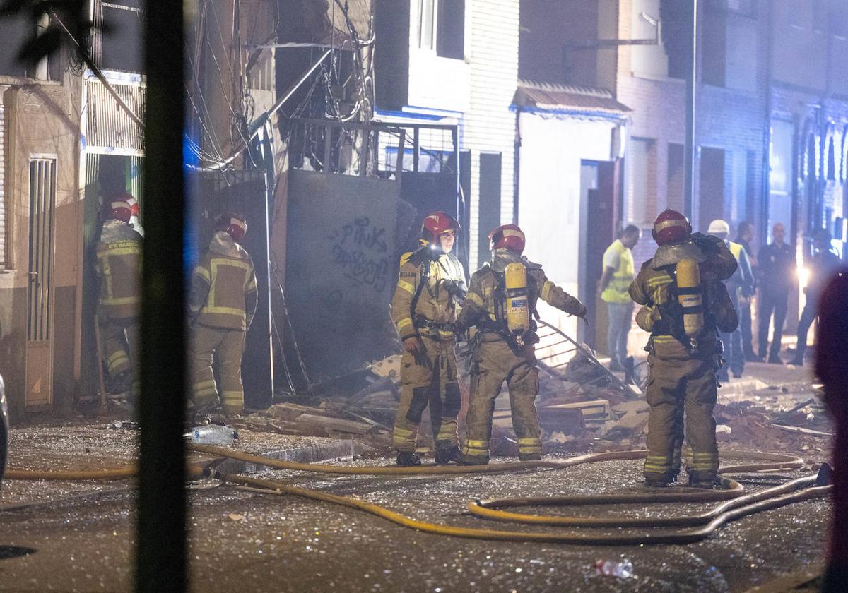 Intervención de los bomberos tras la explosión de gas en la calle Goya.