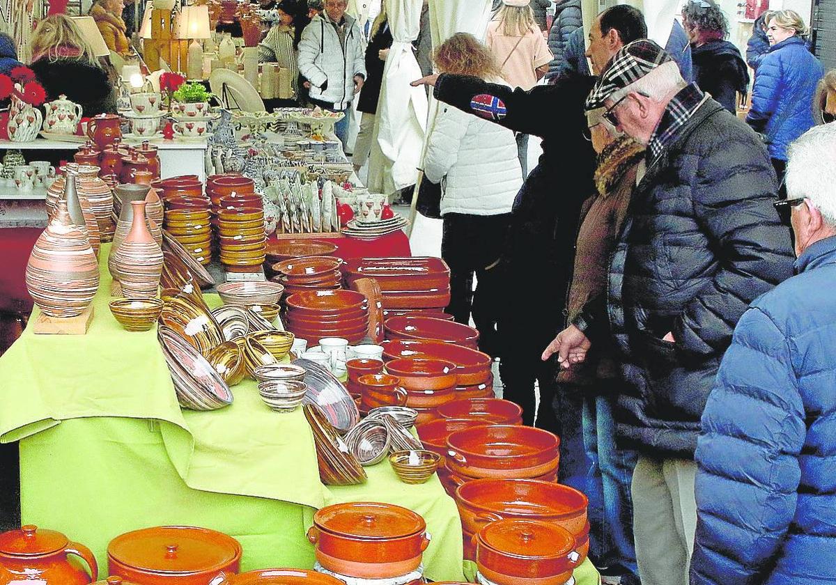 Numeroso público visita la feria de cerámica, ayer.