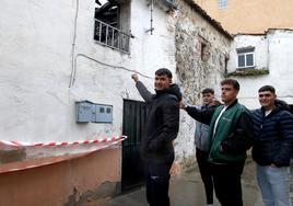 Antonio Hernández, Álex Velasco, Alberto Alonso y Carlos Useros señalan la casa donde se produjo el incendio.