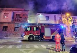 Bomberos en el lugar del incendio.