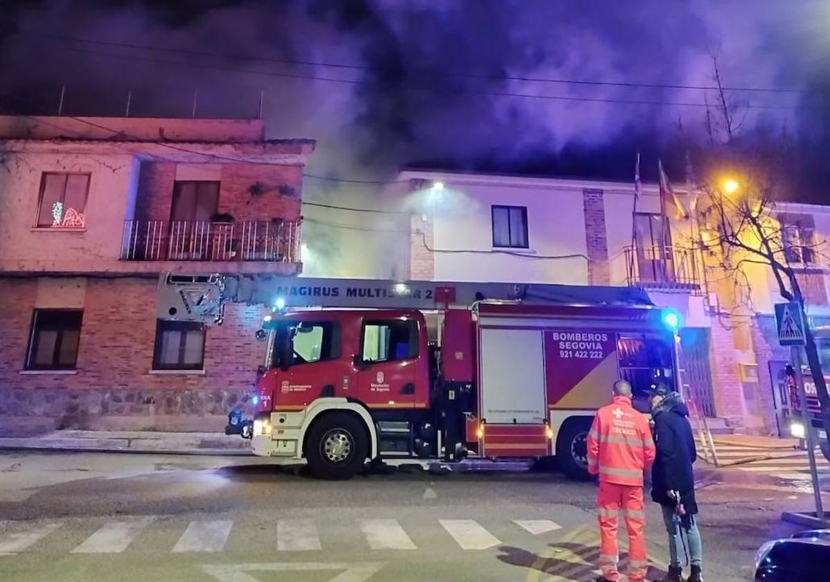 Bomberos en el lugar del incendio.