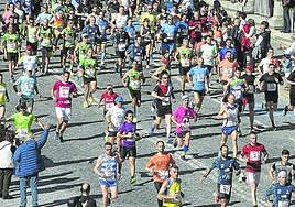 Primeros metros de la Media Maratón Ciudad de Segovia de 2023.